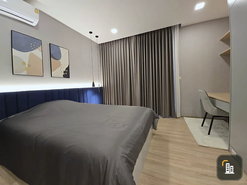 Attention Chulalongkorn and Triam Udom students who prefer spacious rooms! Check out this premium condo for rent: XT Phayathai, 21st floor, prime loca