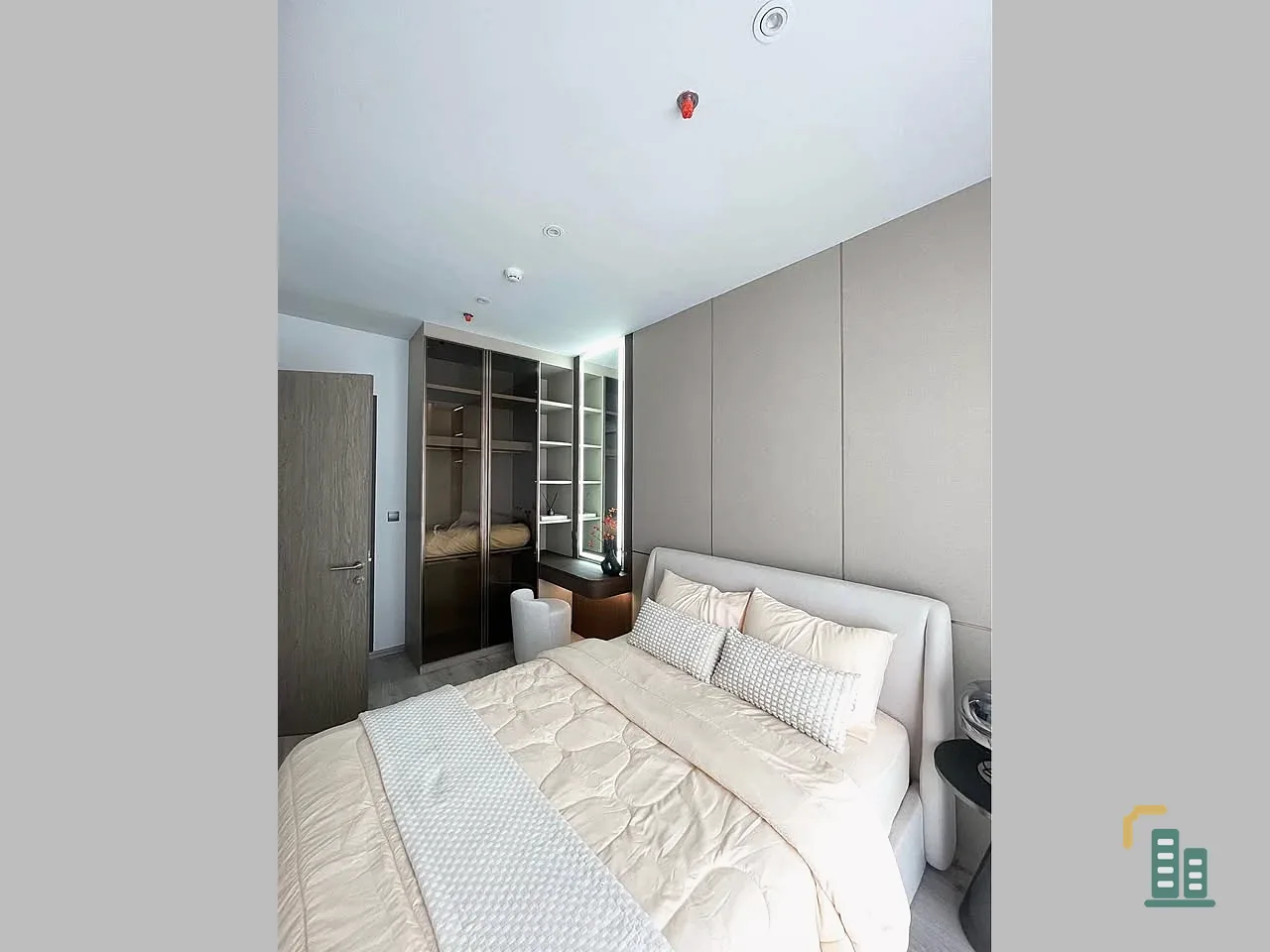 For rent: Rhythm Ekkamai Estate, 1 bedroom, 1 bathroom, spacious living area, unobstructed view, fully furnished. Book now!