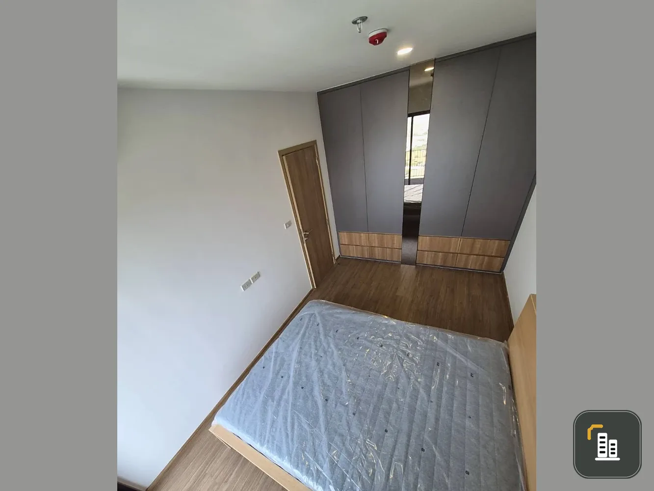 For rent: The Livin Phetkasem 37. Nice room, fully furnished, complete amenities. Book now!