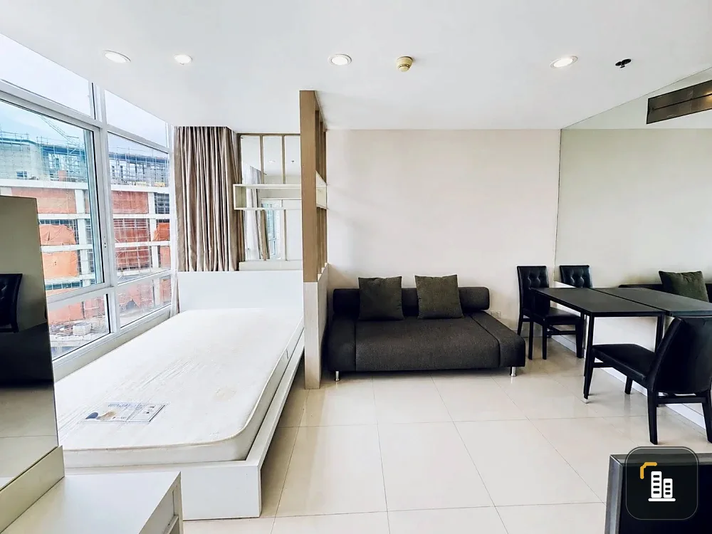 Selling a corner unit on the 19th floor of The Sky Sukhumvit. It's quite private with views of Bangkok Mall and a separate kitchen. Book now!