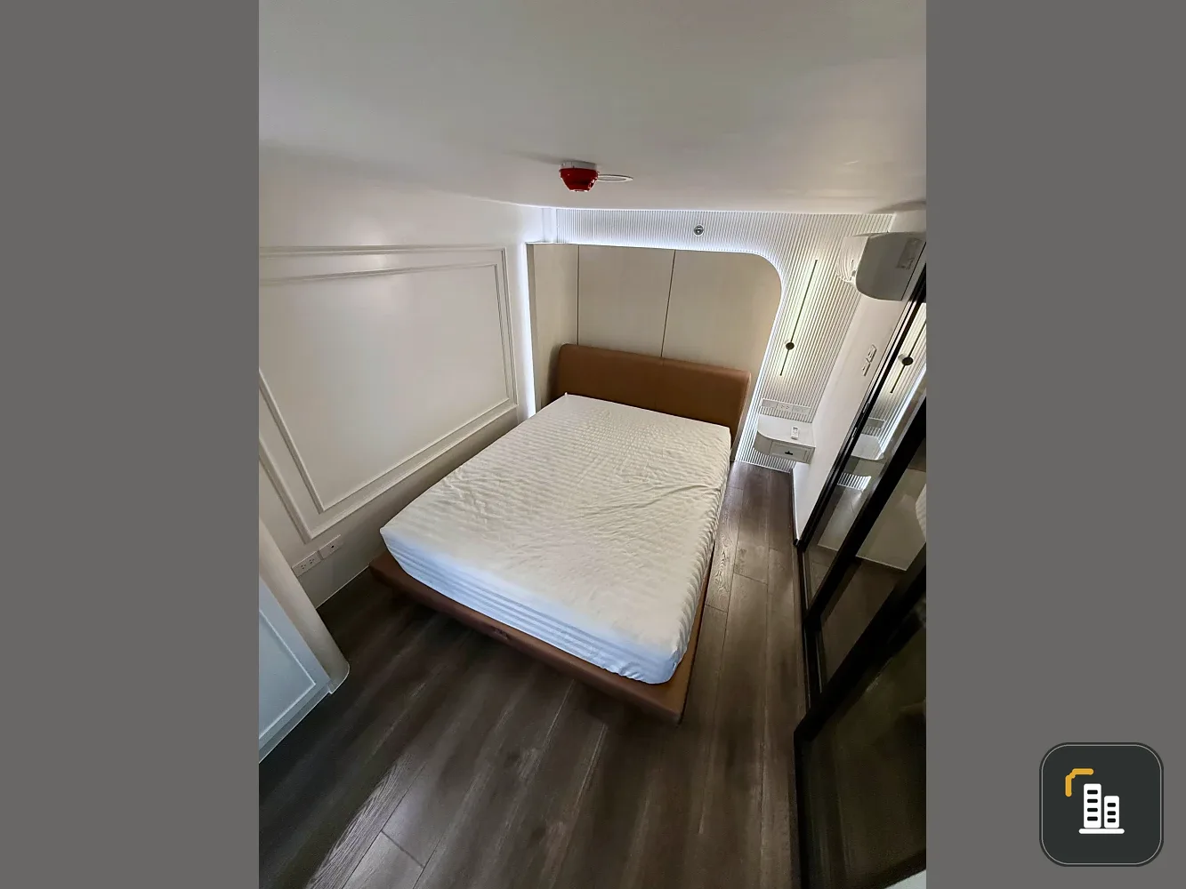 Selling a spacious, high-ceilinged unit at KnightsBridge Space Rachayothin, 24th floor, fully furnished. Book now!