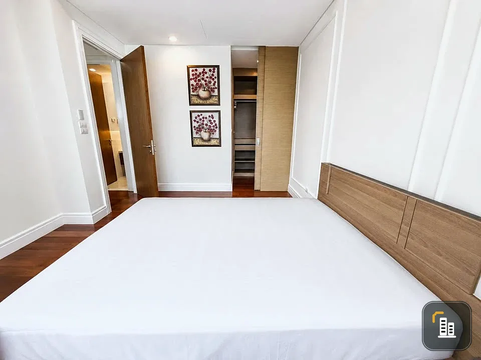 For rent: Bright Sukhumvit 24. Nice, spacious high-floor unit. Book now, don't miss out!!!!