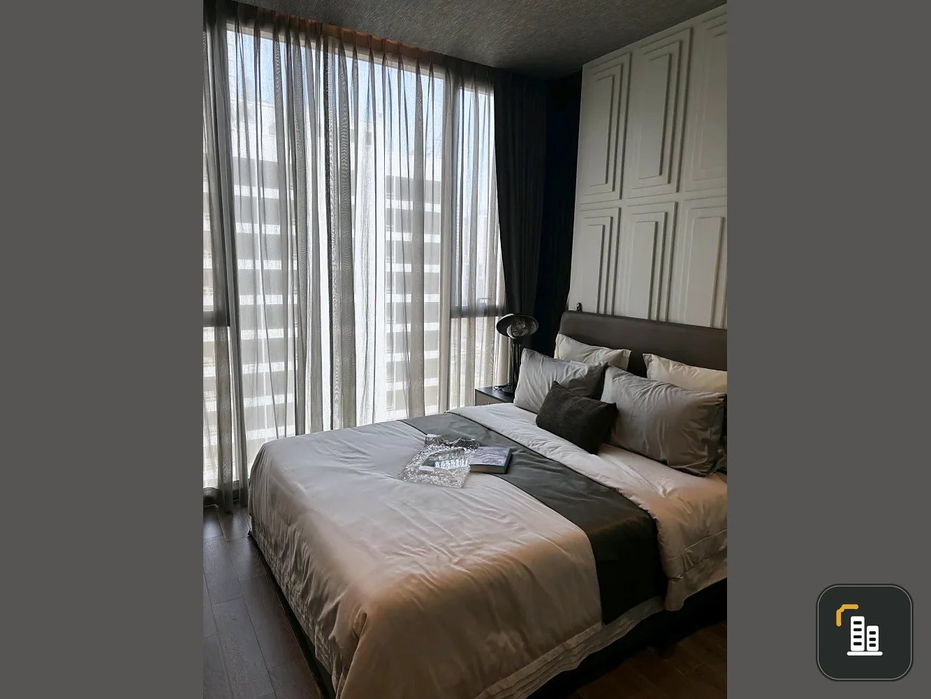 For rent: MUNIQ Sukhumvit 23. Spacious, fully furnished, and comfortable room. Book now! Don't miss out!