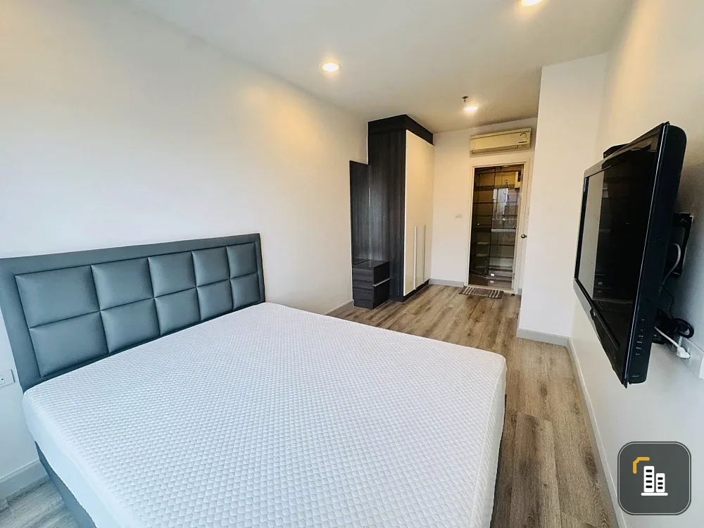 For rent: Centric Sathorn St. Louis. Spacious and comfortable room, not cramped. Fully furnished with appliances, ready to move in.