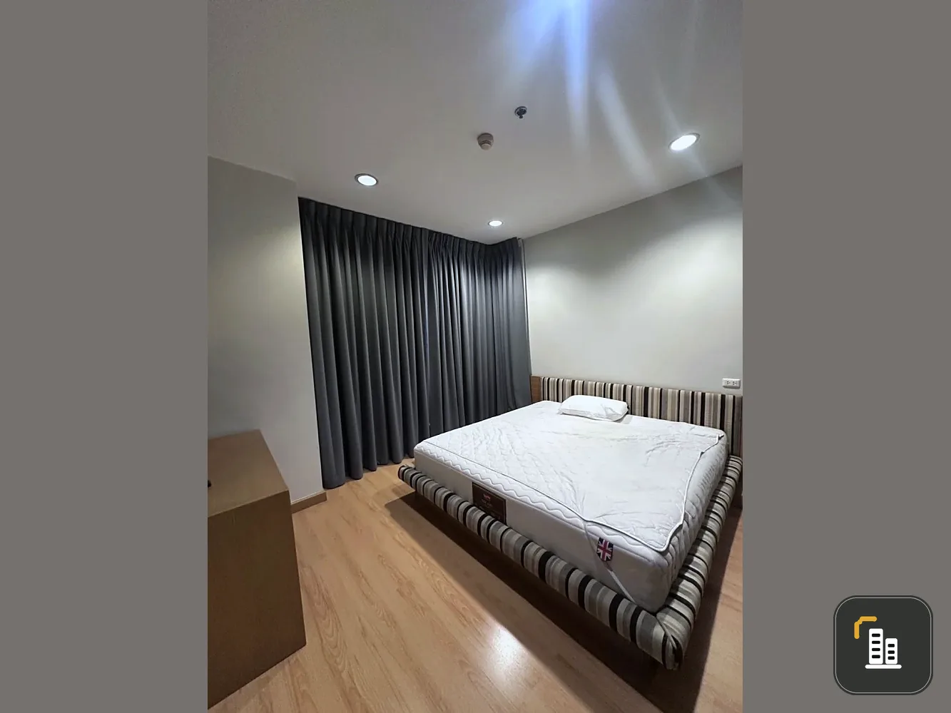 For rent: The Address Siam, 8th floor, large 2-bedroom, 2-bathroom unit with locked parking space. Don't miss out!