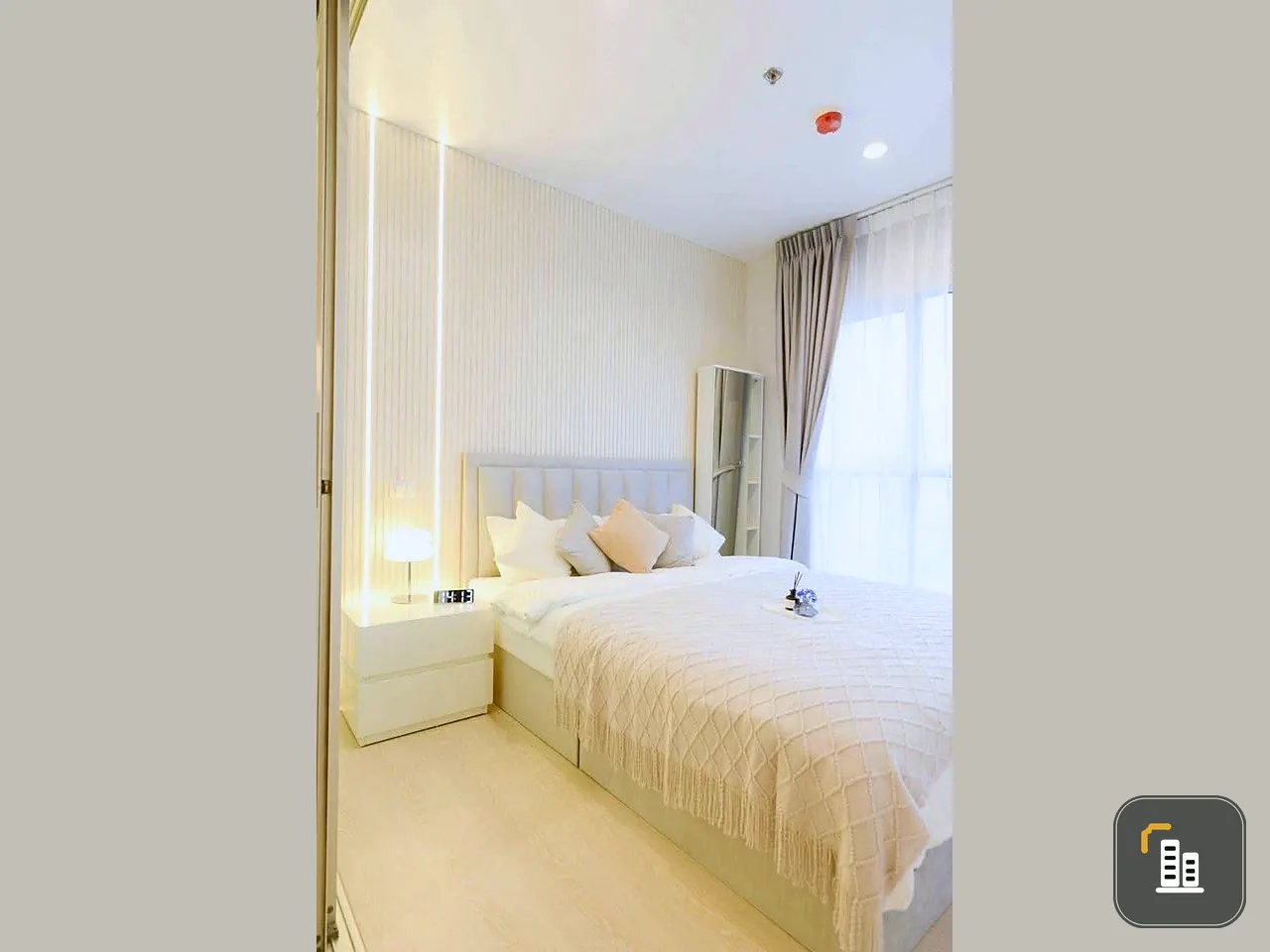 Selling Aspire Sathorn-Taksin (Timber Zone). Beautiful layout with clearly defined bedroom and living room zones. Lush, tranquil, and private Natural