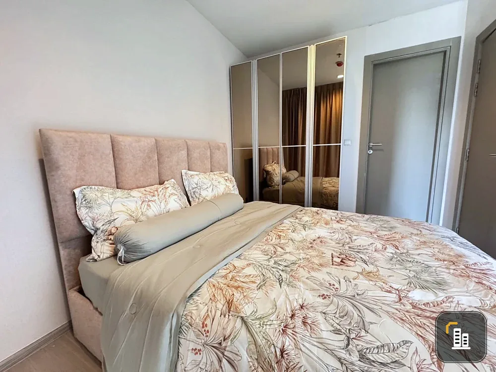 For Sale: Life Asoke Rama 9, ready-to-move-in unit on the 24th floor with city views. Convenient and complete amenities. Don't miss out!
