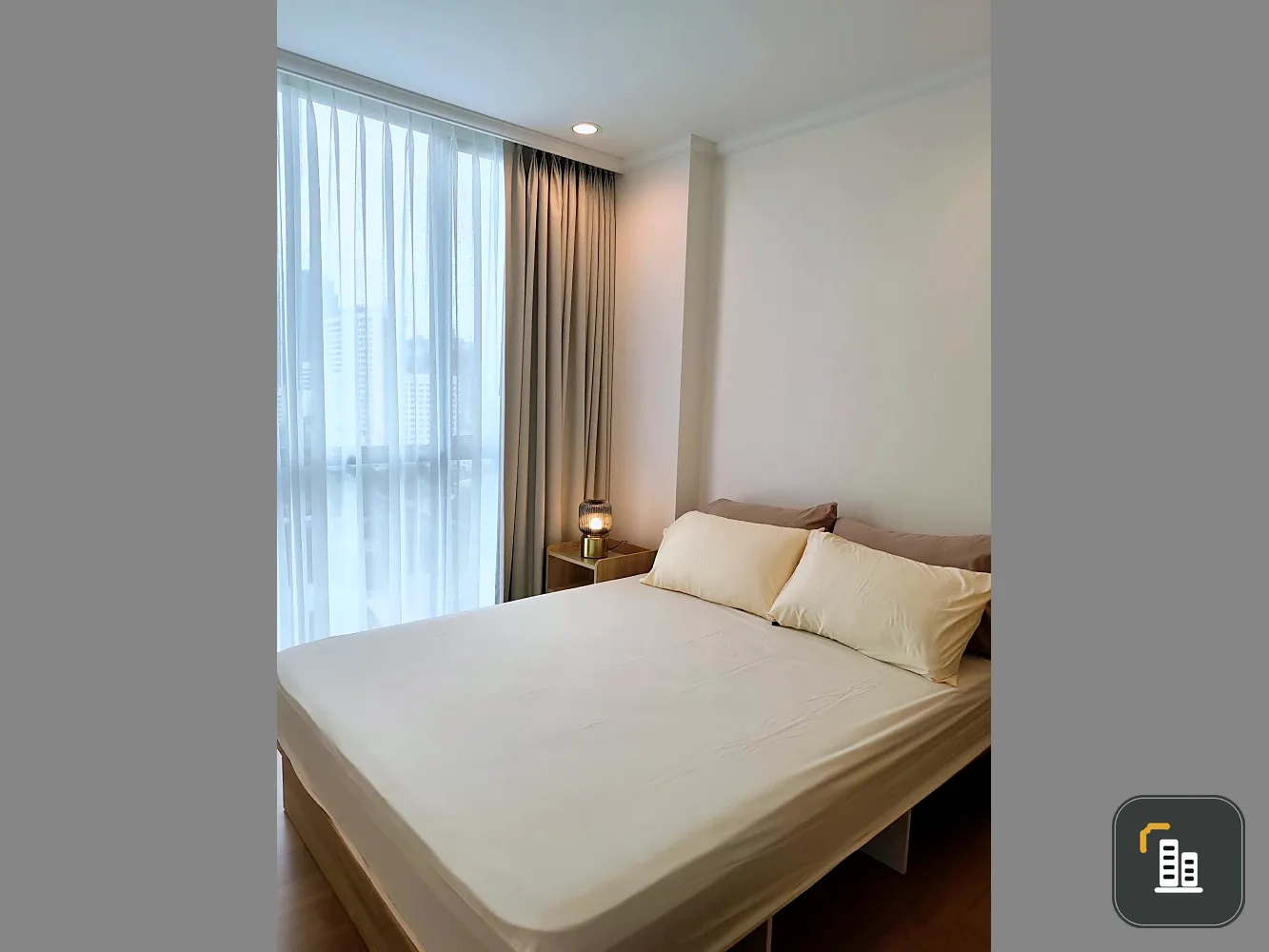 For rent: Supalai Oriental Sukhumvit 39, 2.55 meter ceiling height, 14th floor, canal view, fully furnished with appliances.