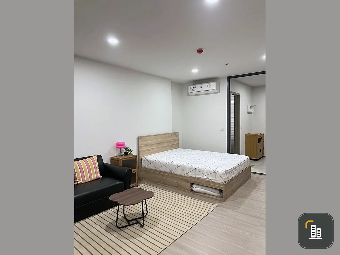 For rent: Aspire Sukhumvit - Rama 4. Stunning city views with no obstructions. Bright, airy, and comfortable atmosphere.