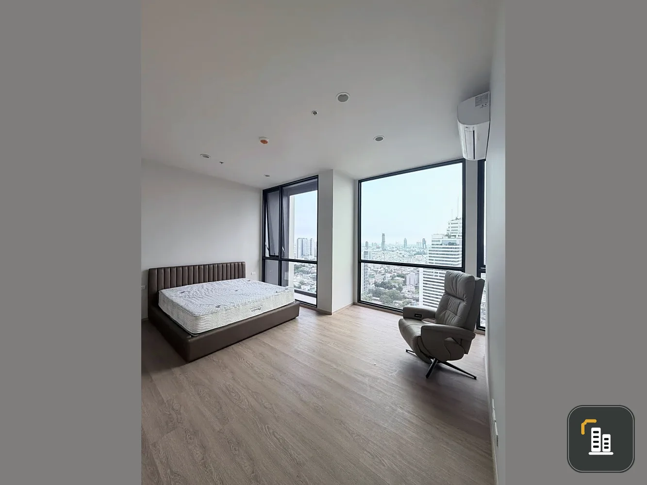 For rent: The Issara Sathorn, 3 bedrooms, spacious living area, prime location, and fully furnished. Book now!