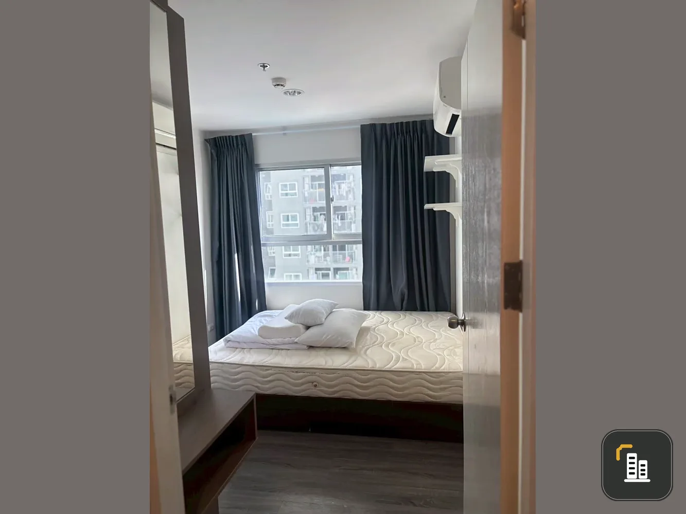 Selling The Trust @ BTS Erawan, high floor unit, fully furnished. Book now!