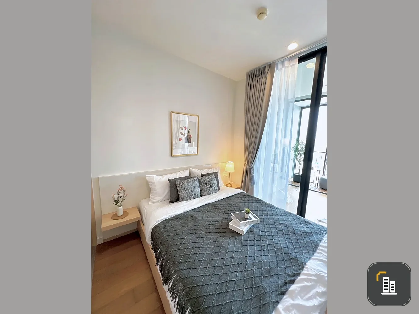 For rent: Bright Wongwian Yai, 14th floor. Nice, fully furnished unit. Book now! Don't miss out!