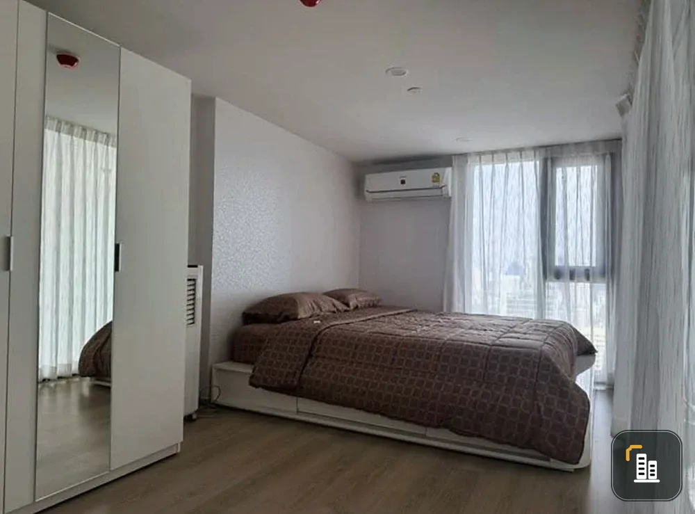 Condo for rent, Life Rama 4 - Asoke. Spacious room with ample living space and complete amenities. Book now!