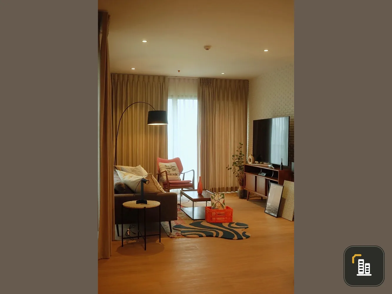 Noble Solo for sale, corner unit with a tranquil atmosphere, 5 balconies, and Mid-Century style freestanding furniture. Don't miss out!