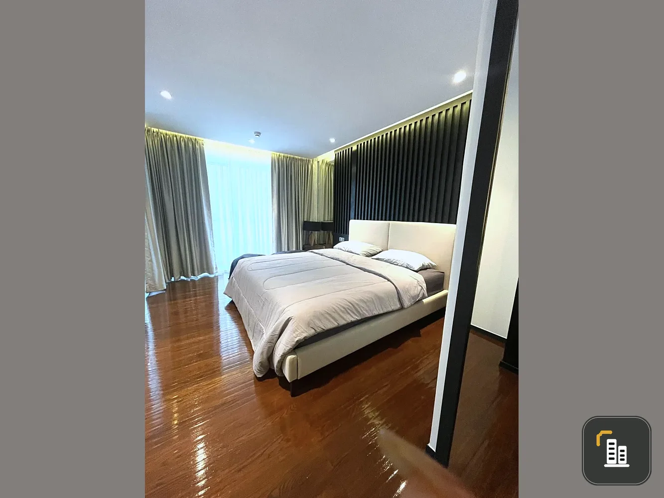 For rent: The Private Residence Rajdamri, beautiful room, ready to move in, on the 6th floor with a large balcony surrounded by glass, creating a spac