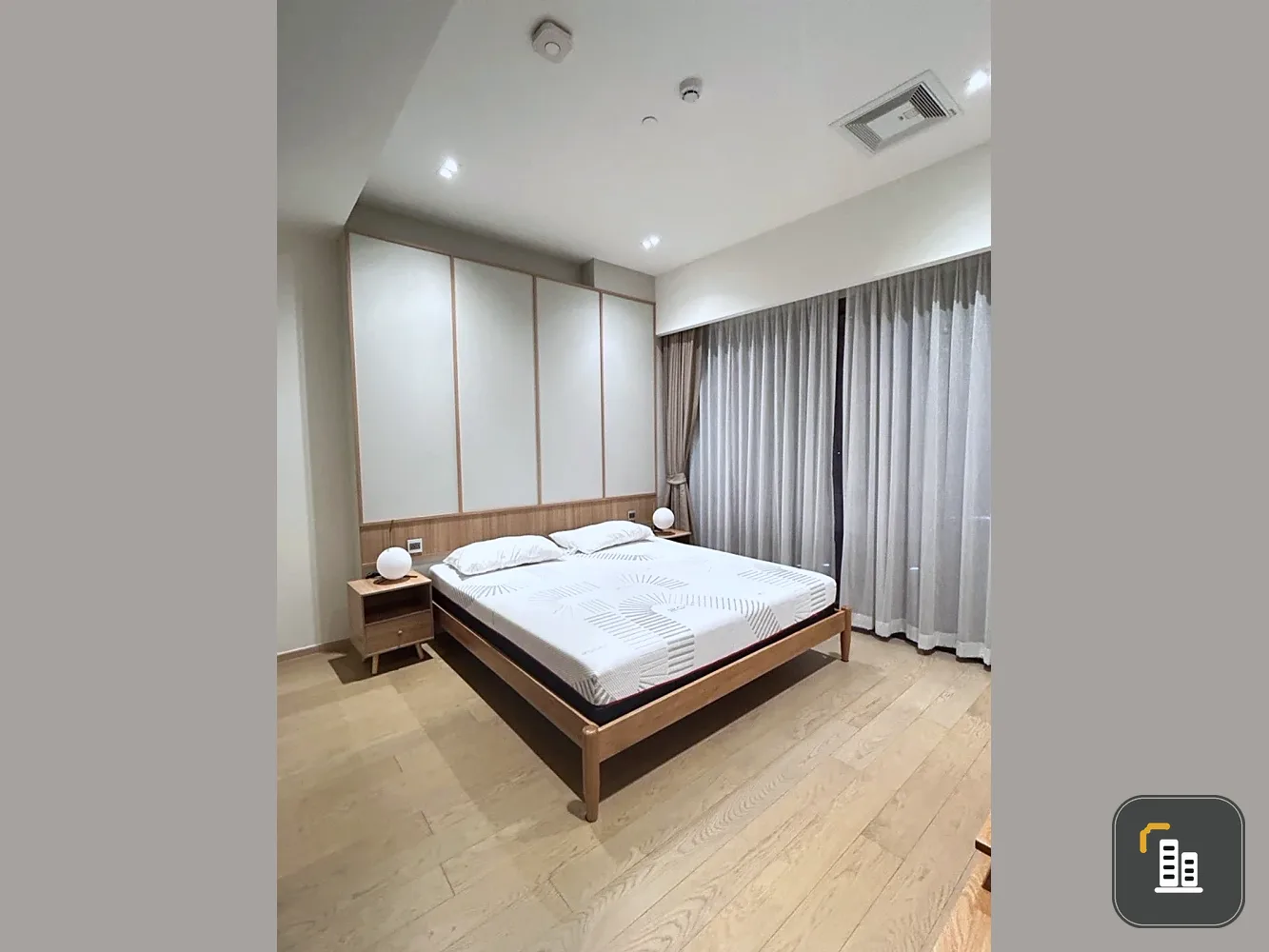Spacious and comfortable rooms for rent at The Strand Thonglor, fully furnished. Book now, don't wait!
