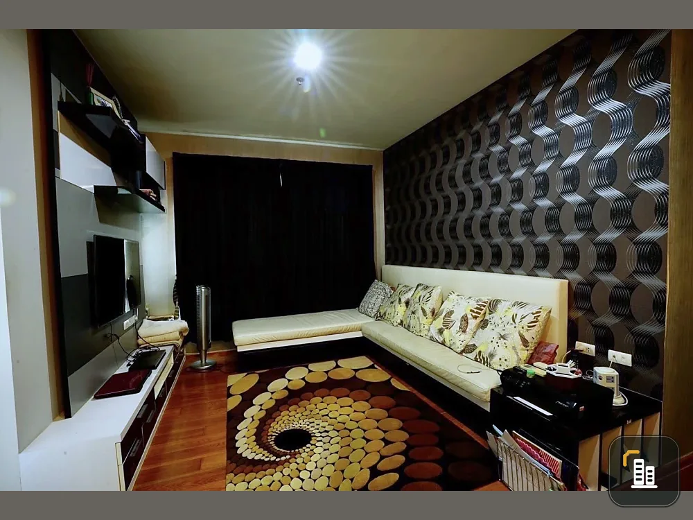 Selling Hive Taksin condo, high floor unit, spacious and comfortable, perfect for a family. Don't miss out, book now!
