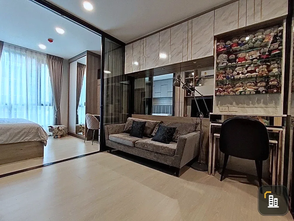 Selling Knightsbridge Phaholyothin-Interchange condo unit. Beautifully decorated with high-quality built-in furniture and pool view. Book now!