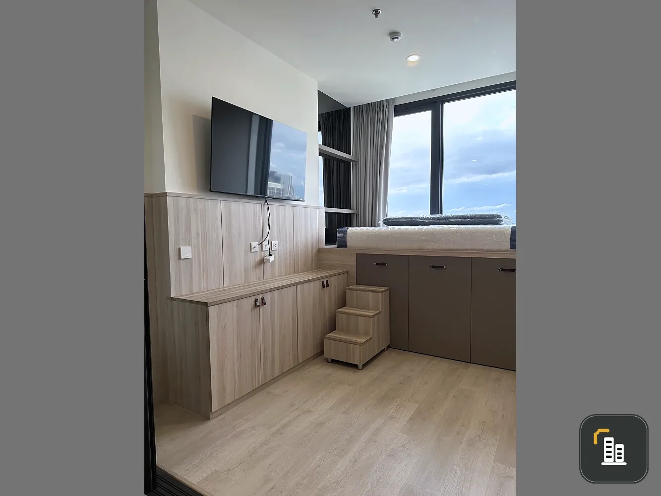 Selling a high-floor unit at Mazarine Ratchayothin. Fully furnished with built-in furniture throughout, offering ample storage space. Book now!
