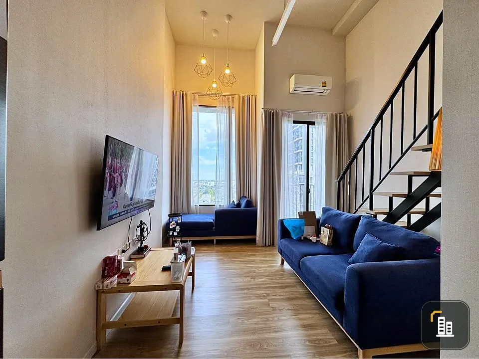 Selling Blossom Condo at Fashion. This is a high-ceiling unit located in the right-hand zone, quieter and less noisy than other areas. The room is sim