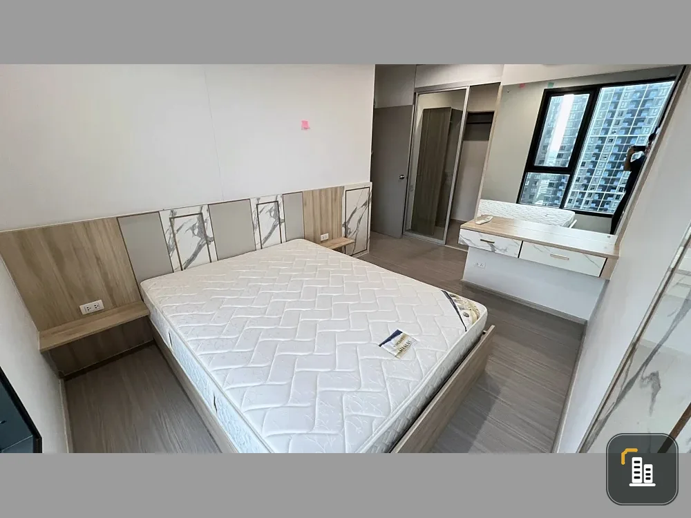 Selling a spacious, fully furnished condo at The Parkland Phetkasem 56. Book now!