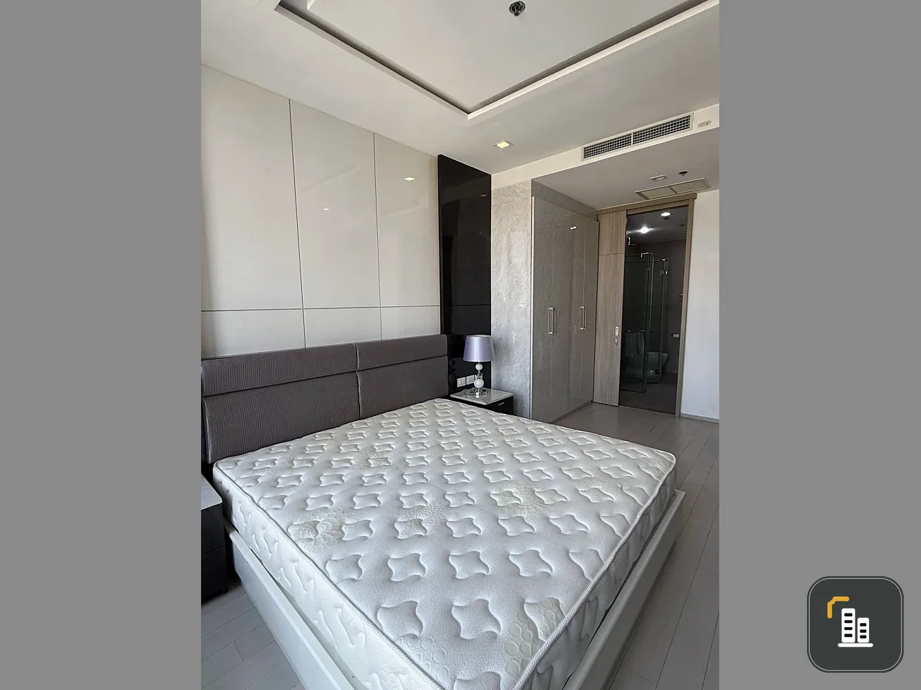 Spacious condo for rent at Noble Ploenchit, fully furnished with built-in furniture, ready to move in. Book today! Don't miss out!