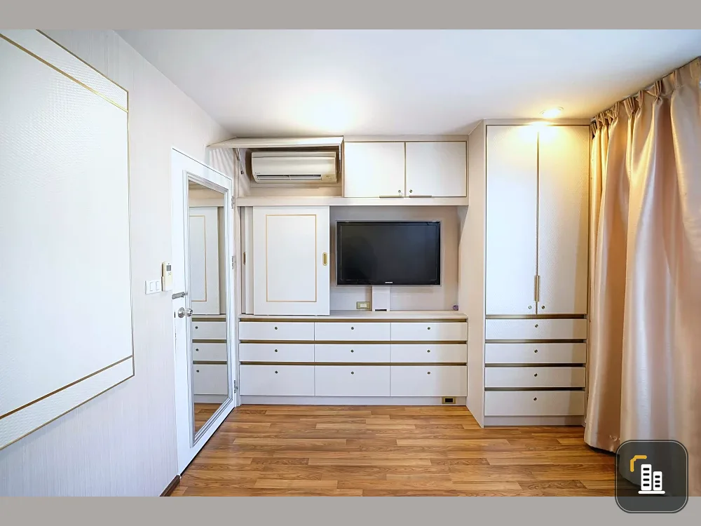 Urgent sale! U @ Huamak Station, beautifully decorated unit with built-in modern style furniture throughout. Fully furnished and ready to move in. Buy