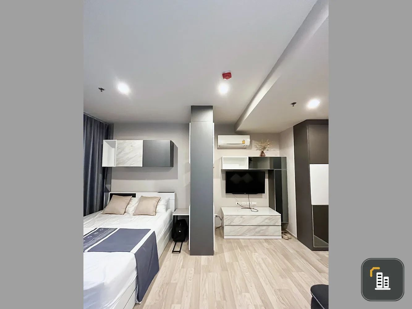Selling Ideo Mobi Sukhumvit East Point, 6th floor, corner unit. Fully furnished and equipped with appliances. Don't miss out!
