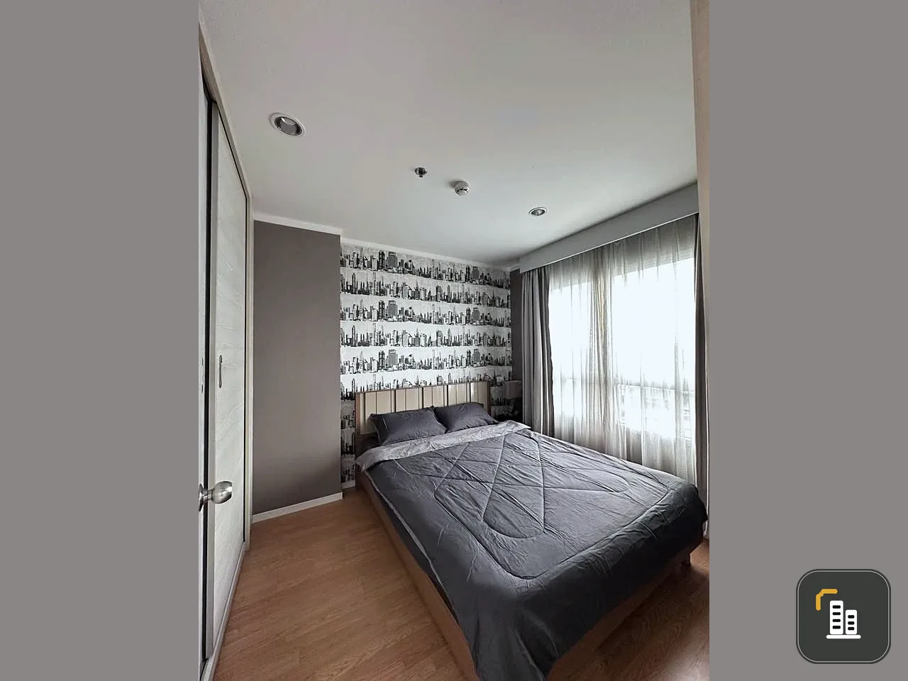 Selling Lumpini Place Srinakarin-Hua Mak. Great location on the main road. Beautiful wallpaper installed. Move in now, don't wait!