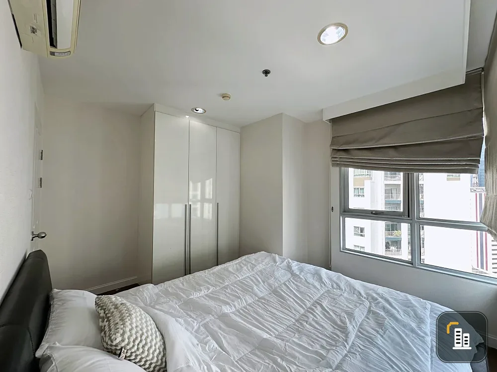 Selling Belle Grand Rama 9, 3 bedrooms, spacious living area, and fully furnished. Don't miss out!