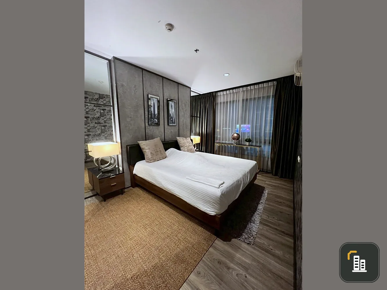 Selling The Niche Mono Ratchavipha. Spacious room with ample usable space. High-quality wallpaper installed. You'll regret missing this opportunity!