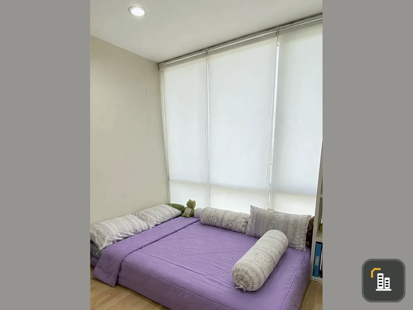 The Raffles Condominium for rent. Conveniently located near the BTS Skytrain and many restaurants. Ready to move in, fully furnished.
