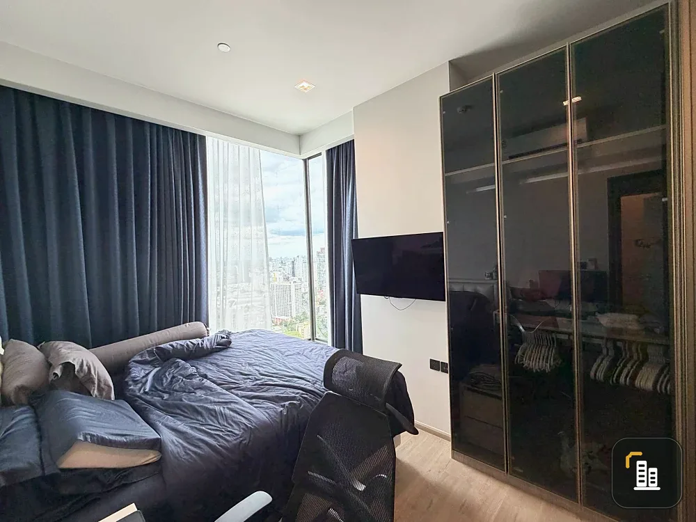 Selling The Crest Park Residence, unit on the 30th+ floor (very high), with a 270-degree panoramic view from three sides of the glass windows. It has