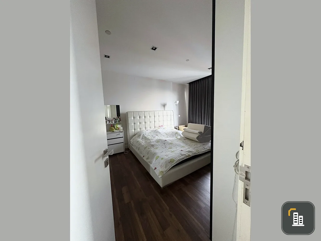 Selling a corner unit at The Room Sukhumvit 62. It's not adjacent to other units on either side (high privacy), making it ideal for actual living.