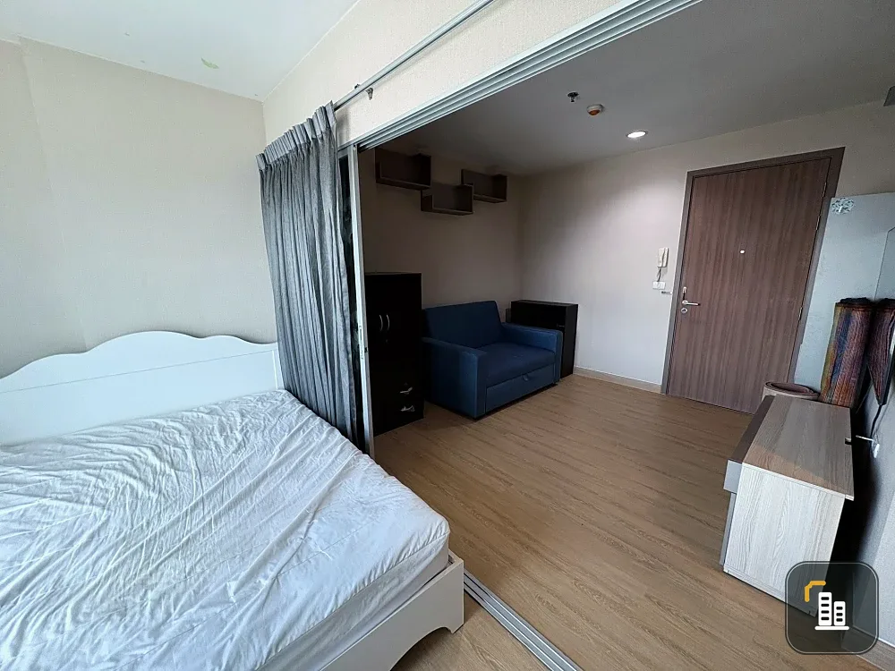 Selling Fuse Chan Sathon condo. Bedroom includes wardrobe, bed with mattress, built-in kitchen counter, electric stove and range hood. Interested? Boo