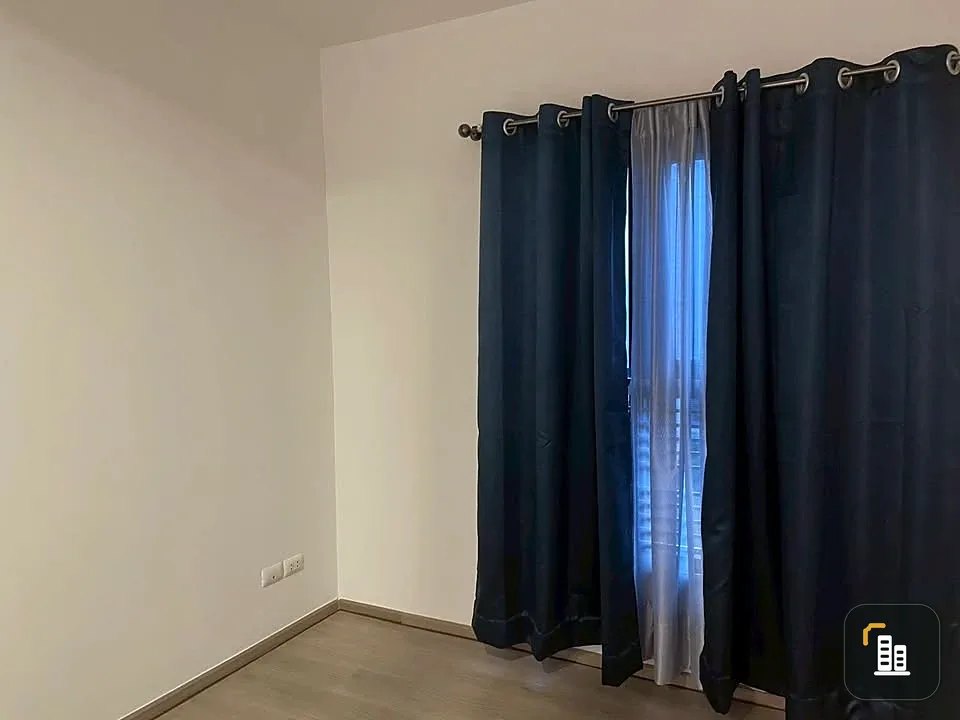 For sale: The Base Phetkasem, unfurnished unit, south-facing, comfortable all day without afternoon sun. Perfect for interior decorating enthusiasts.