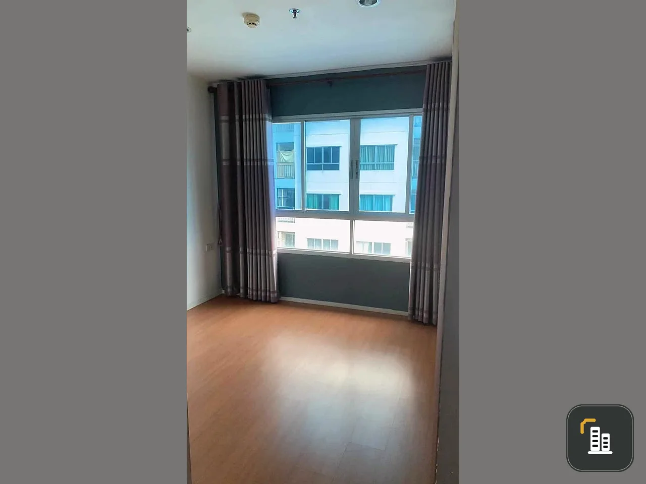 Selling a high-floor unit at Lumpini Park Rattanathibet-Ngamwongwan. It's an unfurnished unit, perfect for those who love to decorate their own space.