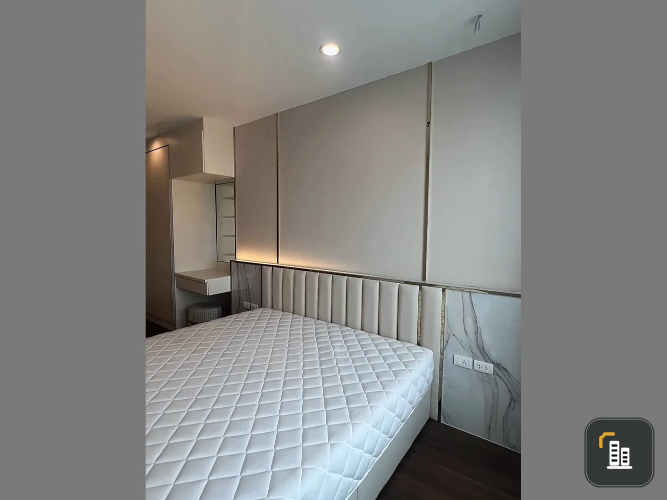 Selling Supalai Prima Riva 1-bedroom unit. Spacious living area with high-quality built-in furniture. Book now!