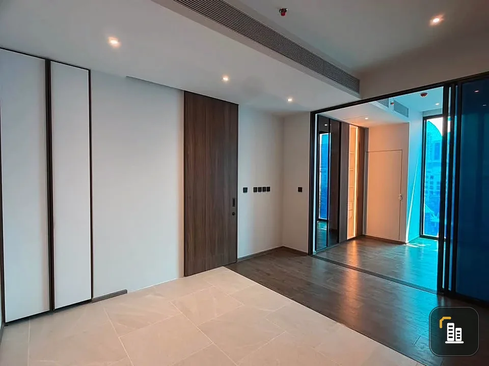 Selling OMM CONVENT, an empty but cozy and spacious room. Perfect for interior decorating enthusiasts! Book now!