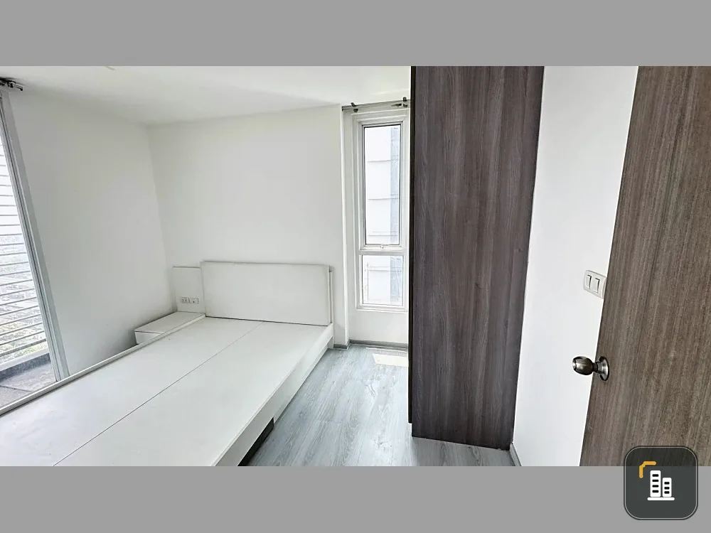 Selling a corner unit at Grene Chaengwattana. Partially furnished and decorated. Comfortable and spacious. Book now!
