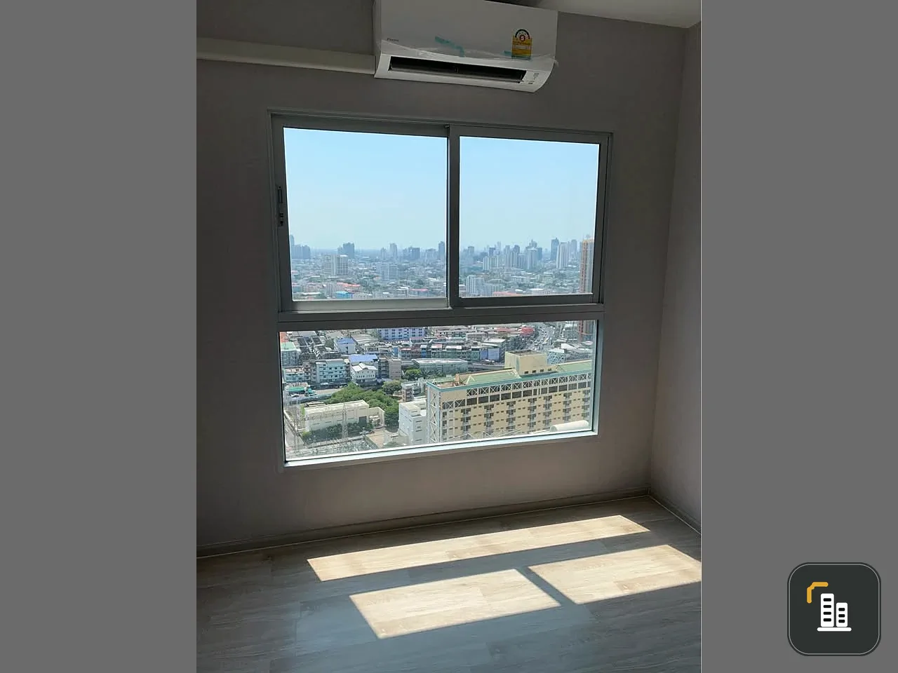 For sale: Corner condo unit on a high floor with stunning views and excellent ventilation throughout the day! At Plum Condo Ramkhamhaeng Station. Desi