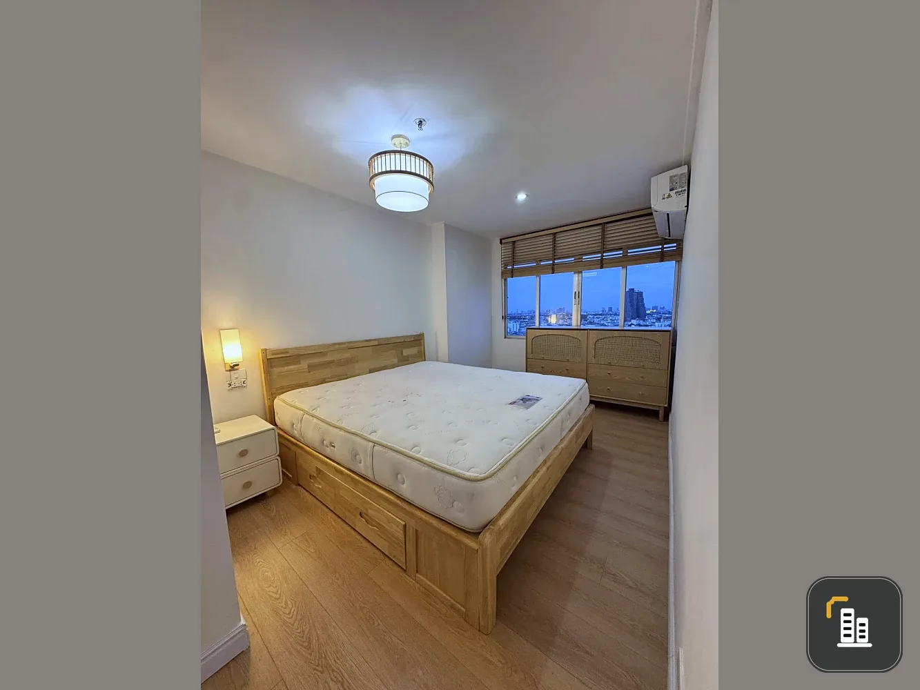 Selling Commonwealth Pinklao 1-bedroom, 1-bathroom unit with spacious living area and complete amenities. Book now!