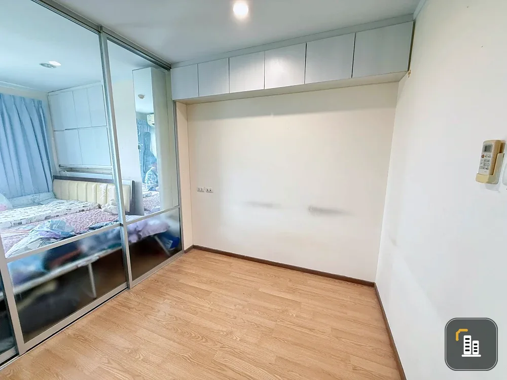 Selling Lumpini Ville Prachachuen-Pongpetch 2, high floor unit, fully furnished, great location, good ventilation. Book now!