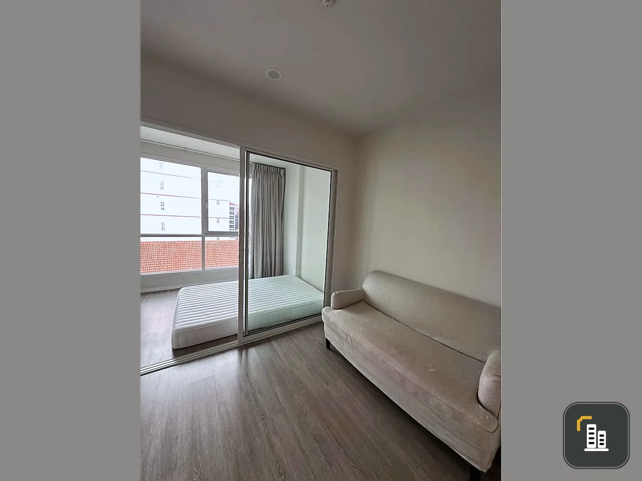 For rent/sale: Blue Phaholyothin 35, unit facing the street, excellent view, bright and airy, not cramped. Don't miss out!