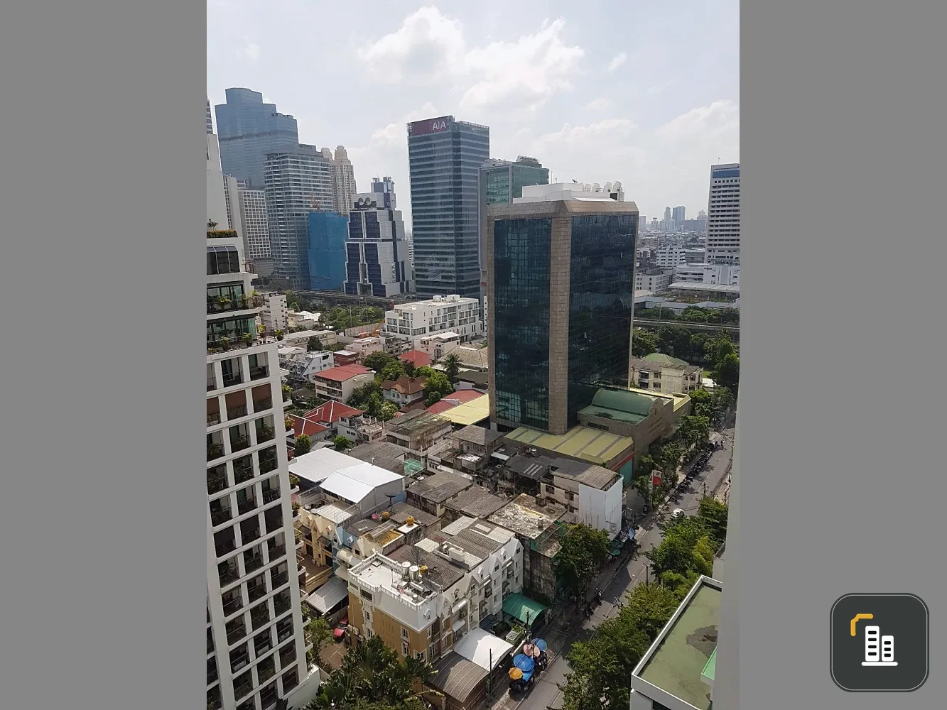 Condo for rent at The Room Sathorn, Pan Road. Located on the 20th floor, very high up, excellent ventilation, and stunning city views. Book now!
