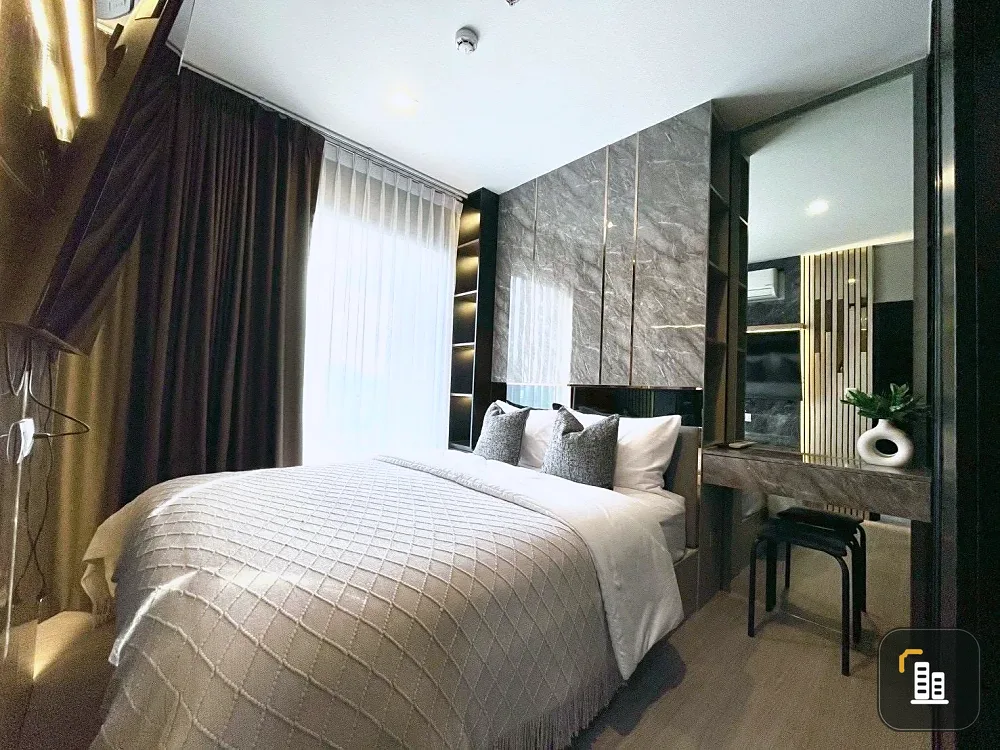 For Rent: Life Asoke Hype Condo, beautifully decorated unit with full built-in furniture, 26th floor, Asoke view overlooking the expressway. Book now