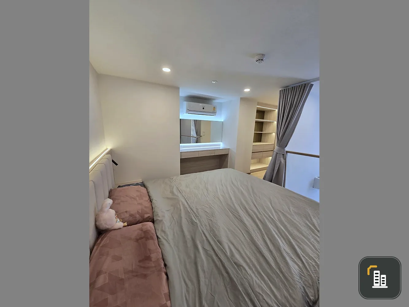 Condo for rent, Life Rama 4 Asoke, nice high floor room. Kitchen separated from living room, city view, room facing north. If you don't reserve like t