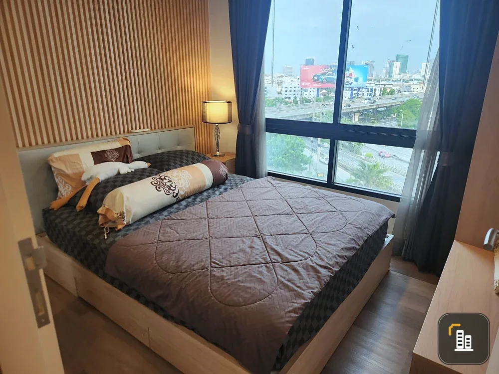 Selling The Niche Mono Ratchavipha, fully furnished unit with beautiful built-in furniture in a warm wood tone. Includes all furniture and appliances,