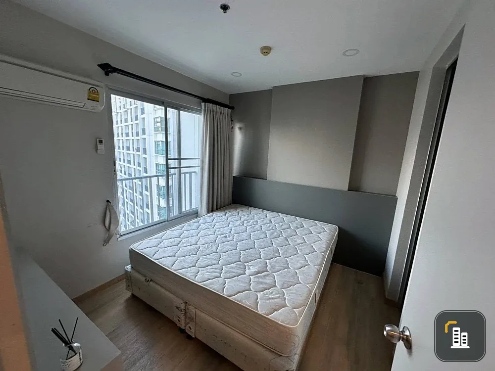 Condo for sale at The Parkland Srinakarin. Spacious and comfortable unit with well-divided spaces. High floor, good ventilation, and swimming pool vie