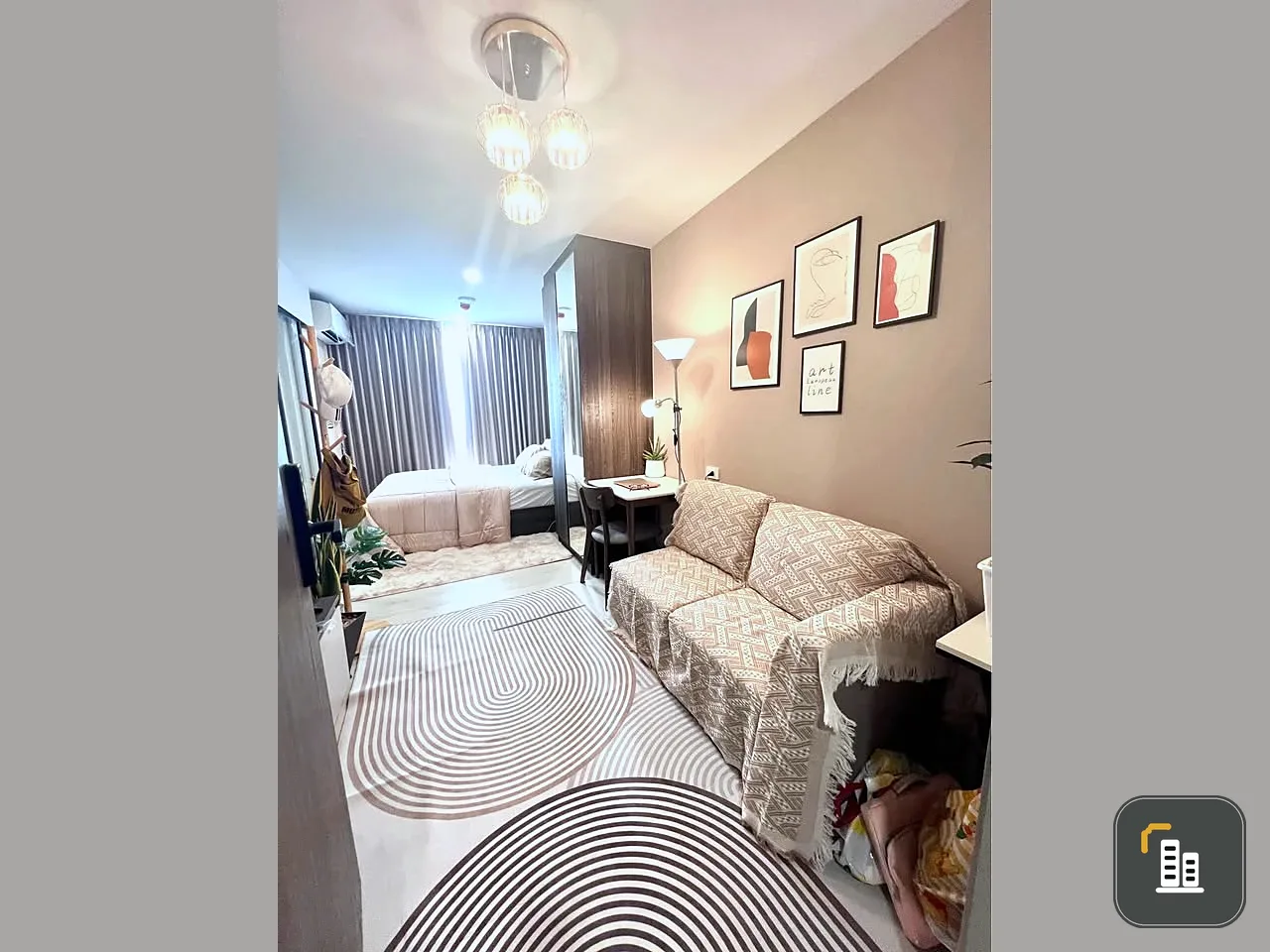Selling NUE CROSS KHU KHOT station unit. Beautiful, unobstructed view of the BTS Skytrain. Excellent location, closest to the station in the entire pr